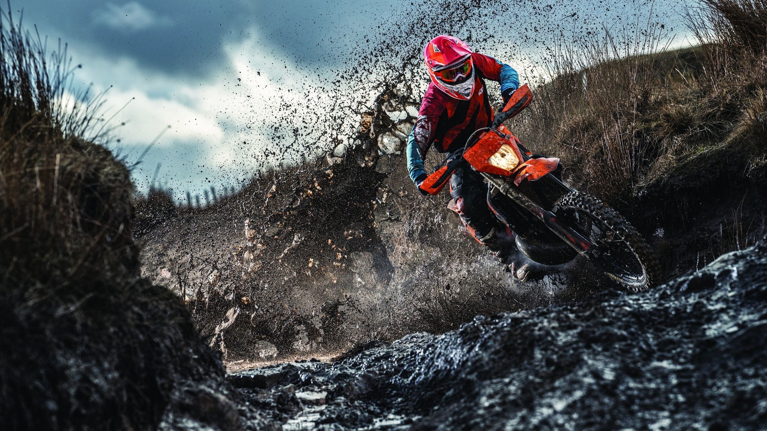 落后局面下球队众志成城完成逆转激励人心，落后两球逆转